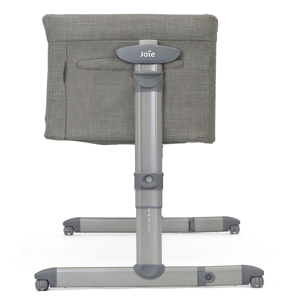 Joie Roomie Glide-senkeseng ved siden av sengen Foggy Grey