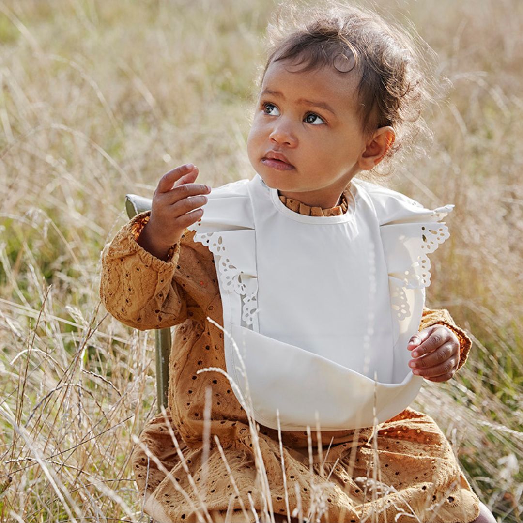 Elodie Bib med volang Vanilla White