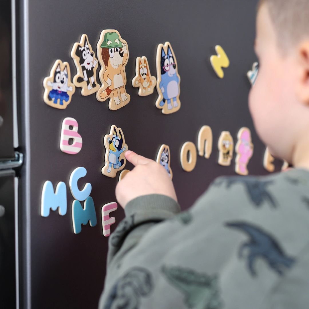 Blålige magnetiske bokstaver