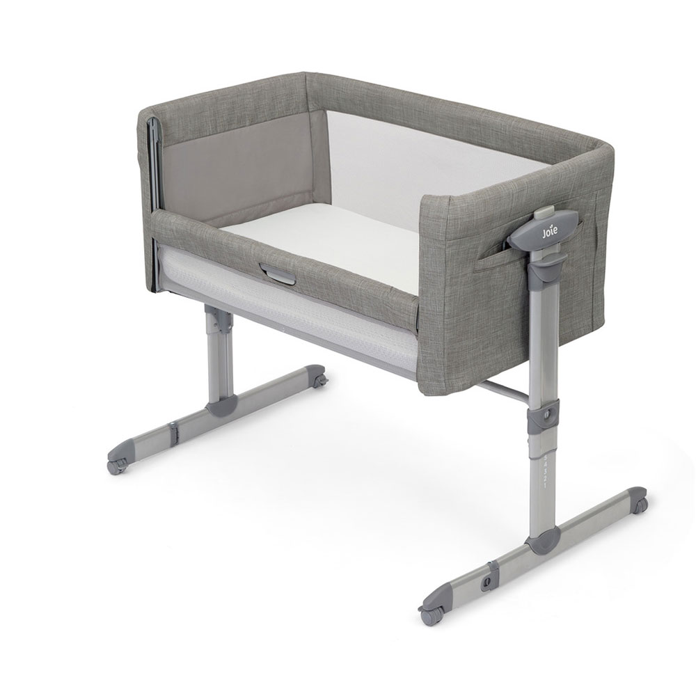 Joie Roomie Glide-senkeseng ved siden av sengen Foggy Grey
