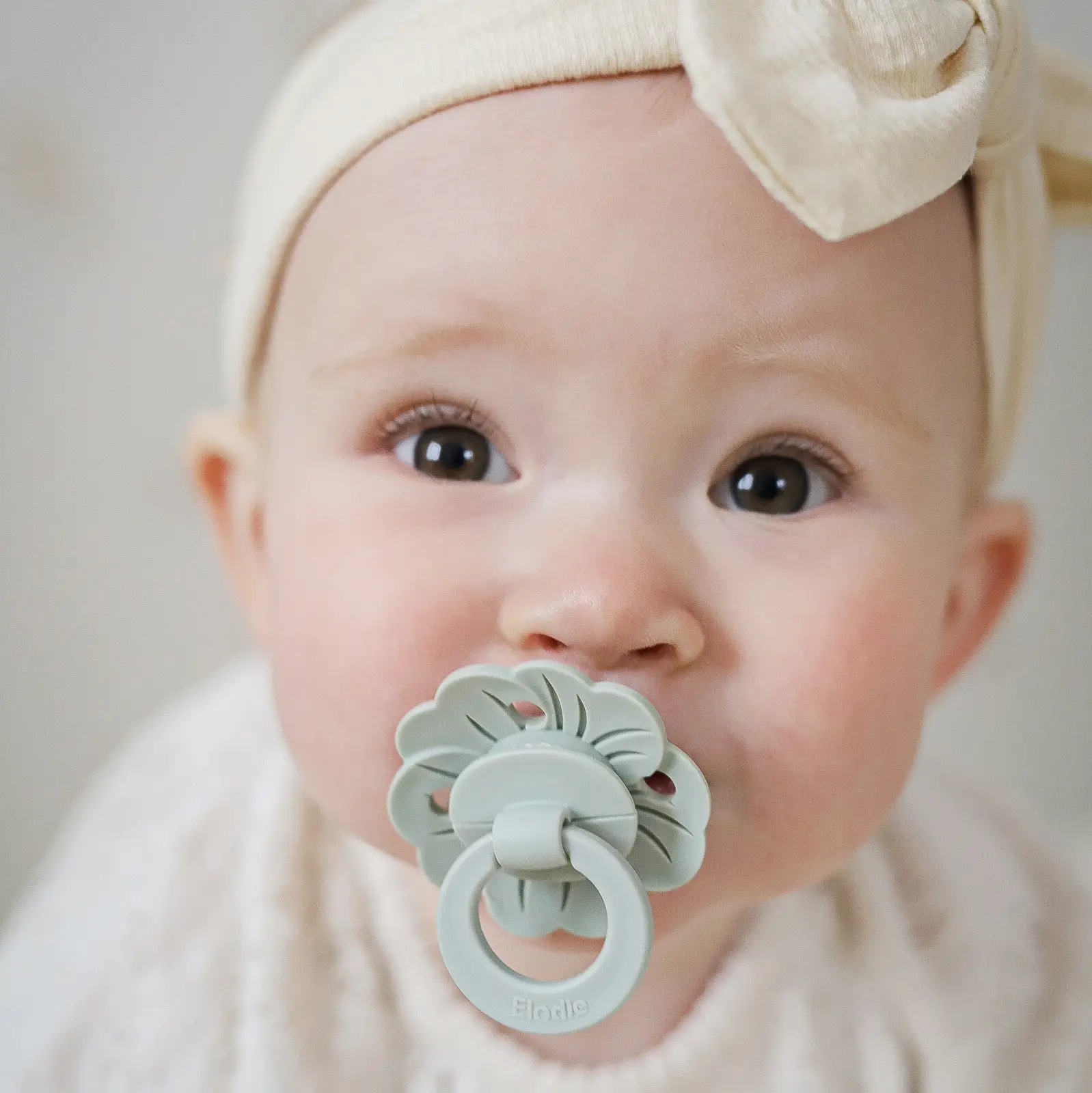 Elodie Details smokk og smokkeholder sett Mineral Green