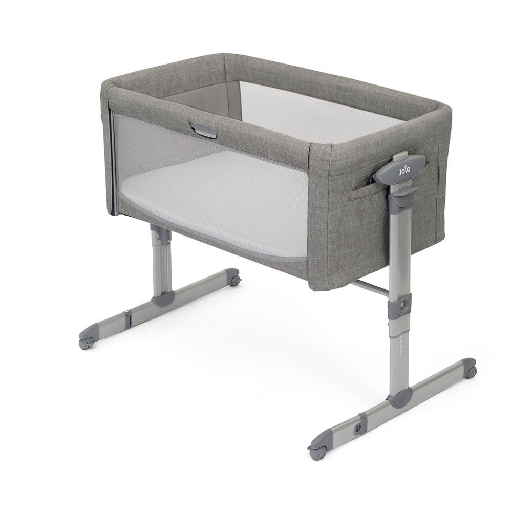 Joie Roomie Glide-senkeseng ved siden av sengen Foggy Grey