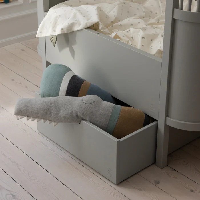 Sebra strikket pute Sleepy Croc, dusty blue mix