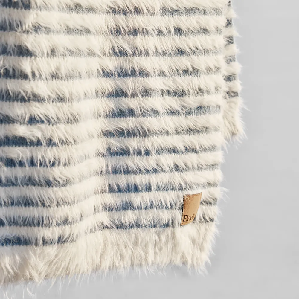 Elodie Furry Knit Teppe Berry Blue