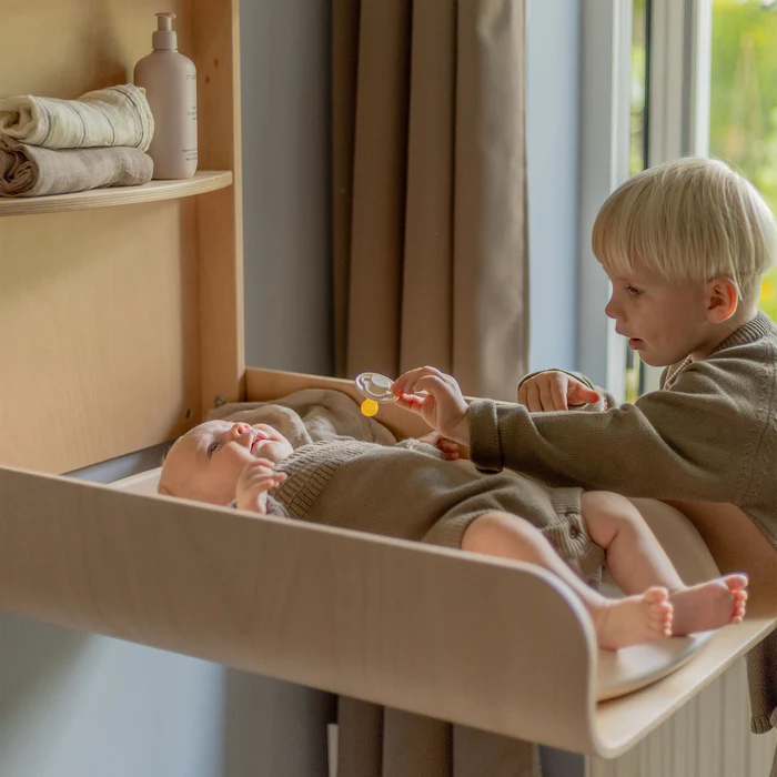 Sebra veggmontert stellebord i tre