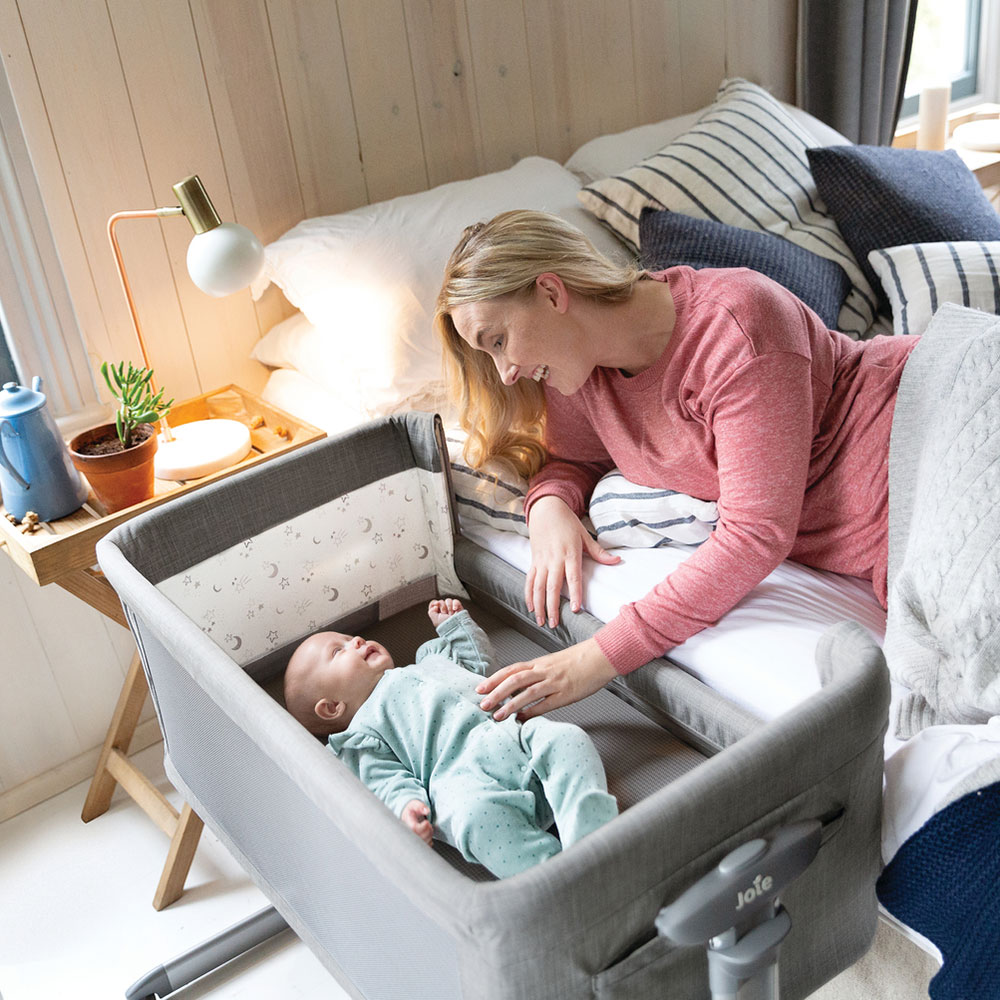 Joie Roomie Glide-senkeseng ved siden av sengen Foggy Grey