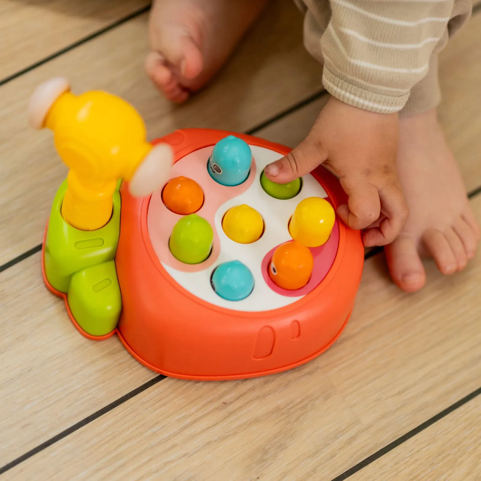  Scandinavian Baby leke-hammer en føflekk