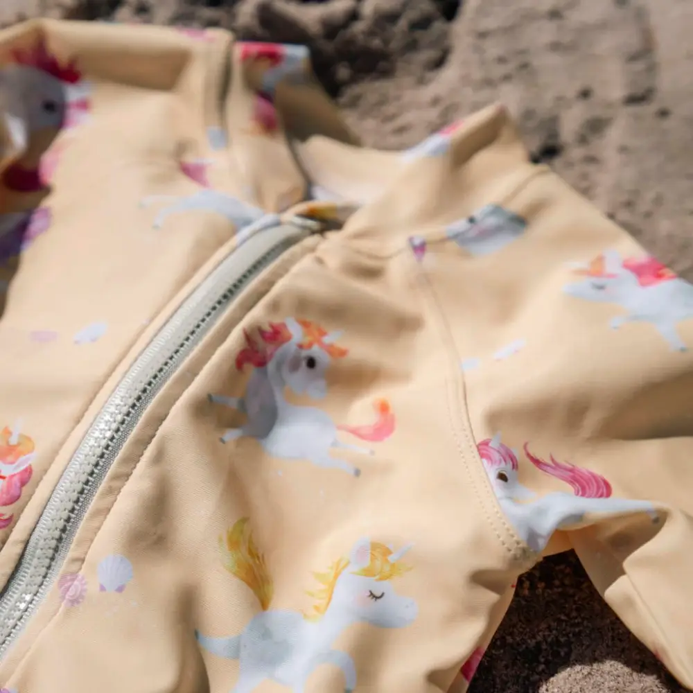  Filibabba Villads – UV-drakt 3–4 år – Unicorn Shores