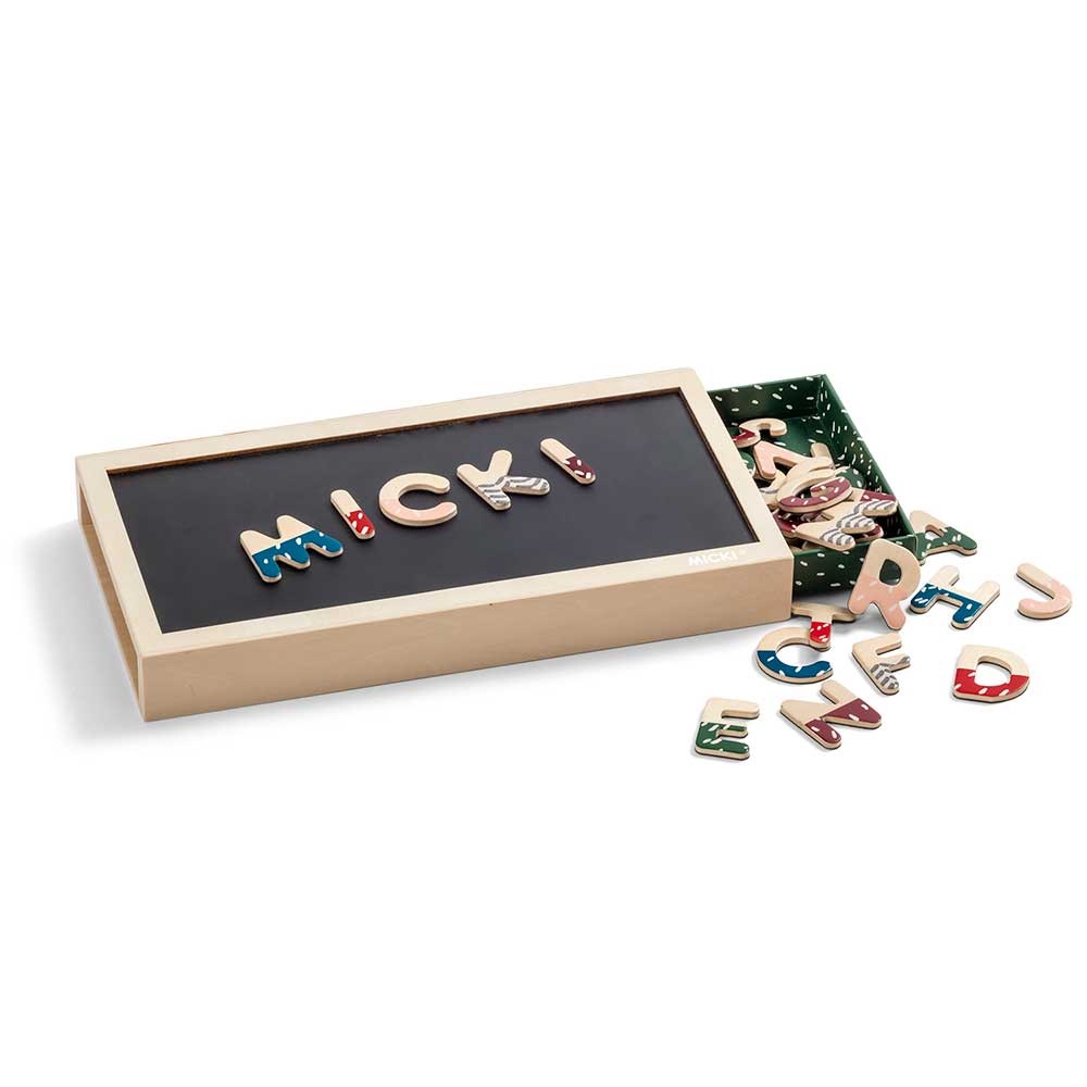 Micki Senses magnetiske bokstaver og eske