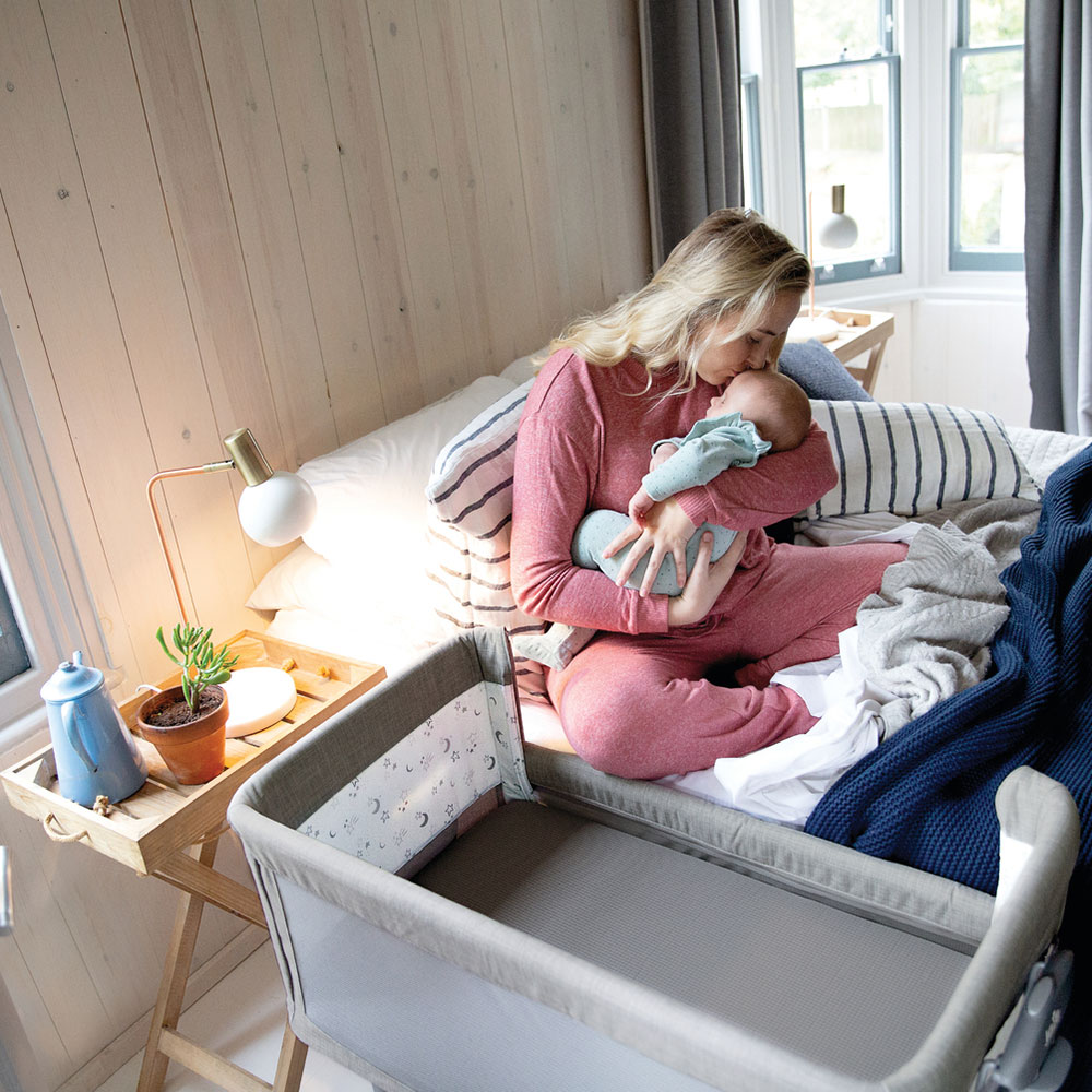 Joie Roomie Glide-senkeseng ved siden av sengen Foggy Grey