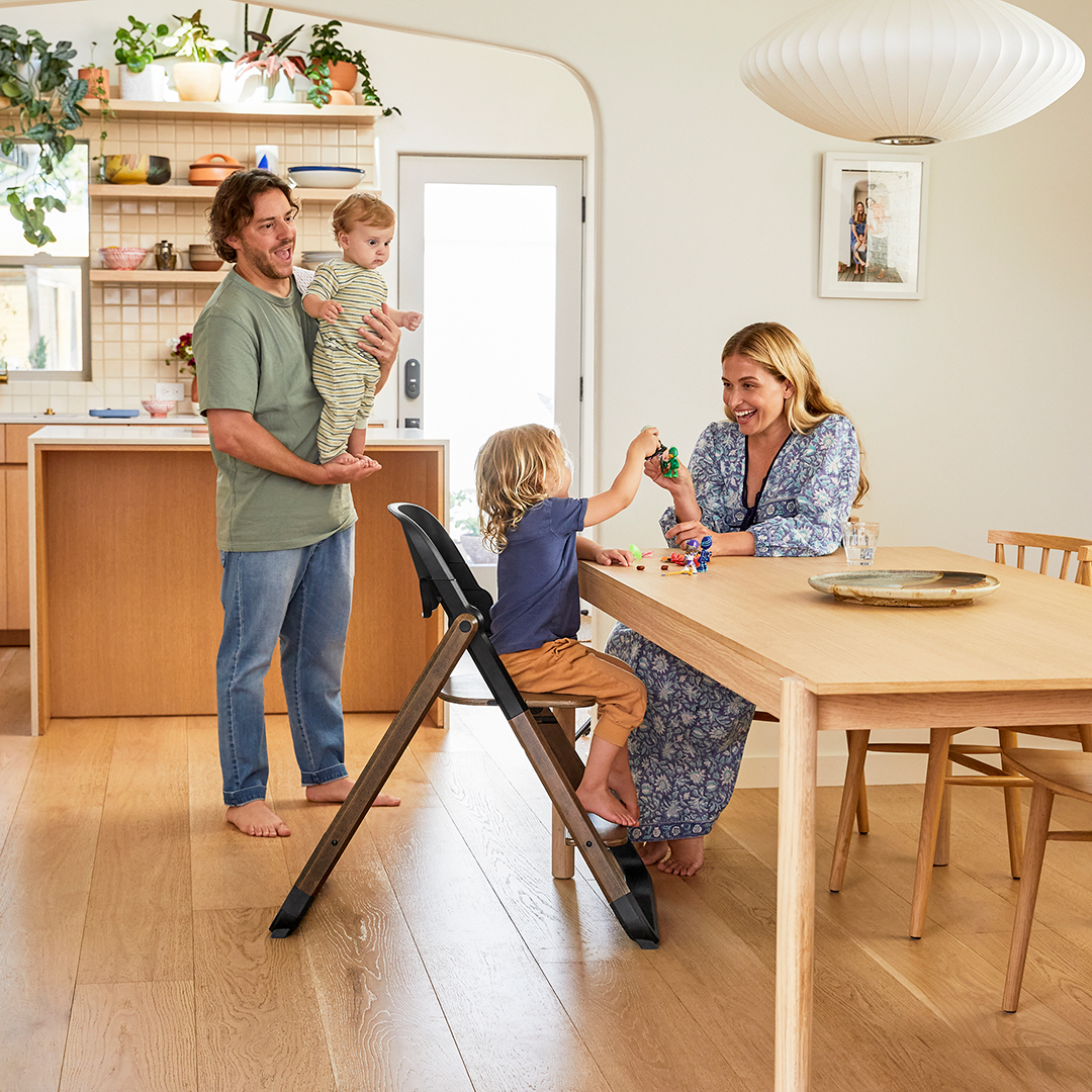 Ergobaby Evolve spisestol i mørkt tre