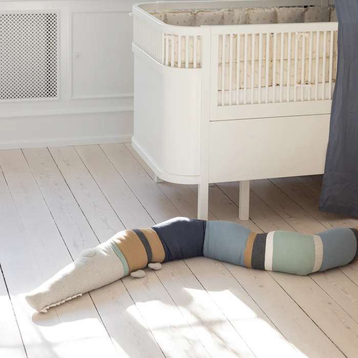 Sebra strikket pute Sleepy Croc, dusty blue mix