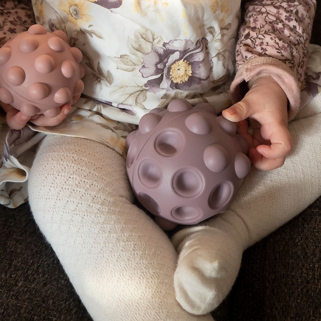 Tiny Tot Sensory Fidget Ball i silikon Grapeade