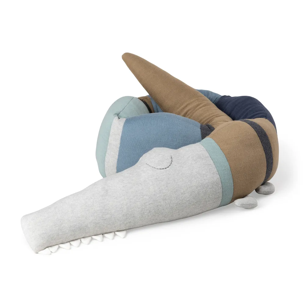 Sebra strikket pute Sleepy Croc, dusty blue mix