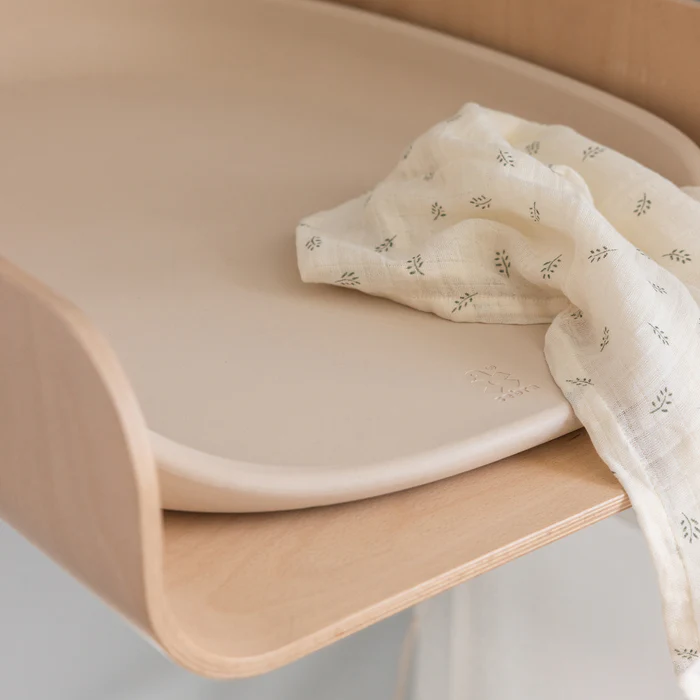 Sebra veggmontert stellebord i tre