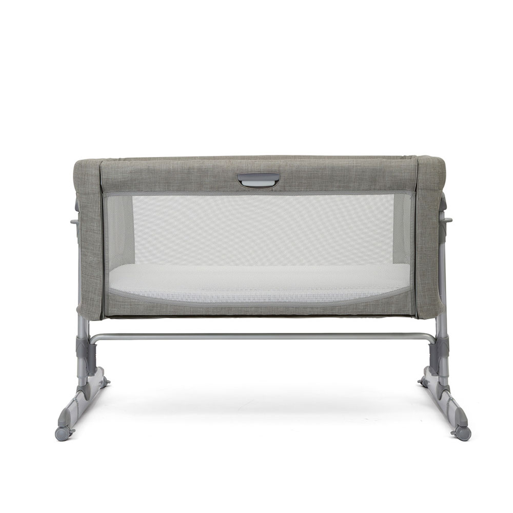 Joie Roomie Glide-senkeseng ved siden av sengen Foggy Grey