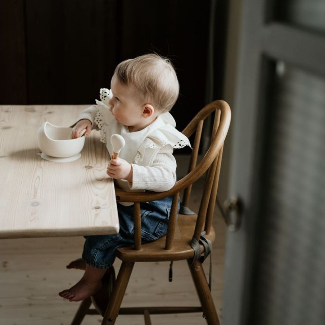 Elodie Bib med volang Vanilla White