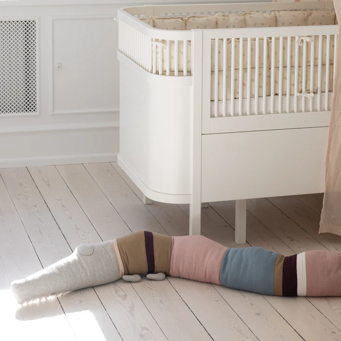 Sebra strikket pute Sleepy Croc, Powder Rose mix