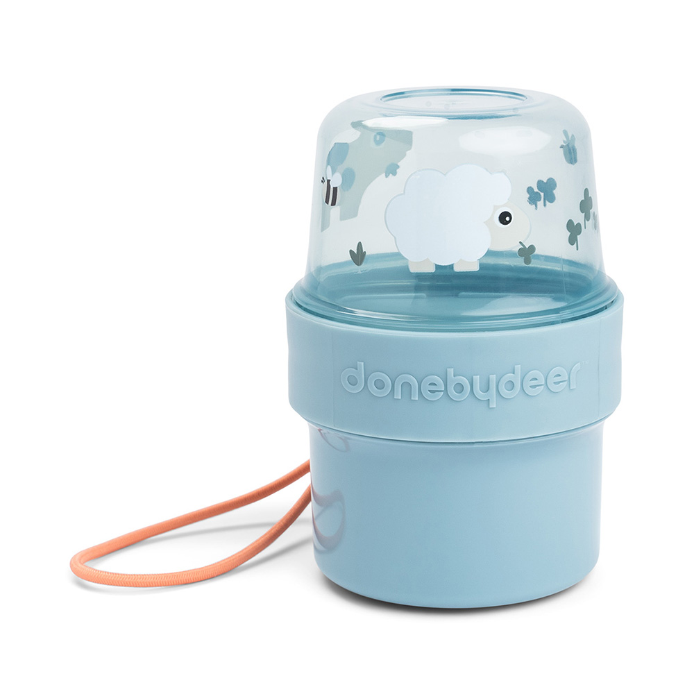 Done by Deer To go 2-veis snacksbeholder Tiny farm Blue