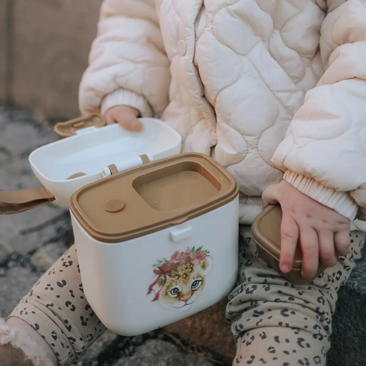 Elodie Details matboks med snackbeholder – Rosy Bow Leo