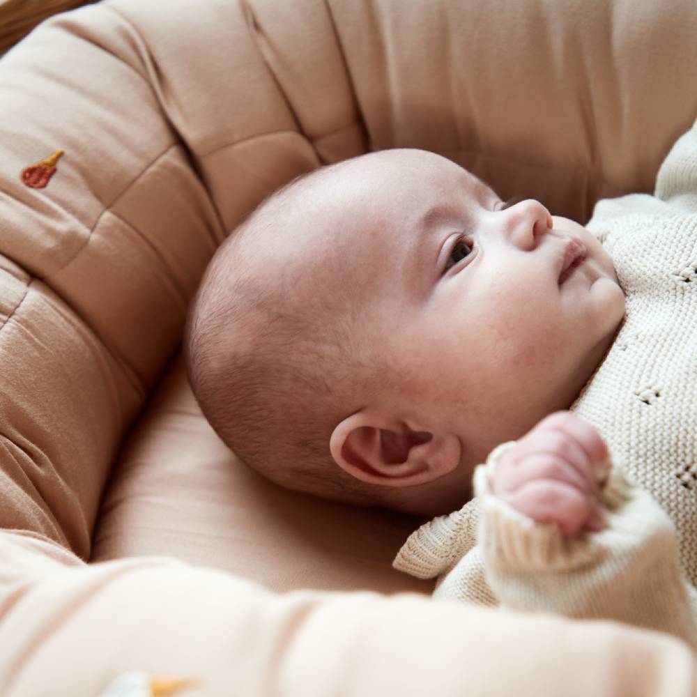 Filibabba Baby Nest 2nd Generation - brodert kult sommerdesign - Frappé