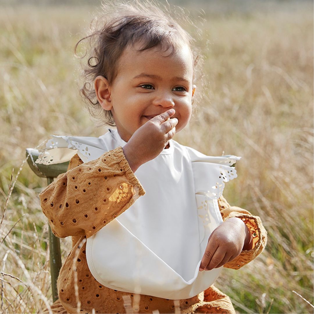 Elodie Bib med volang Vanilla White