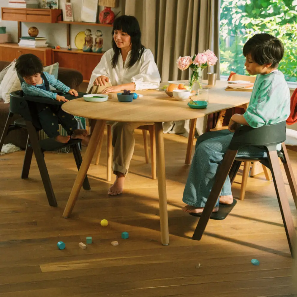 Stokke Steps 3-i-1 barnestol svart / varm brun