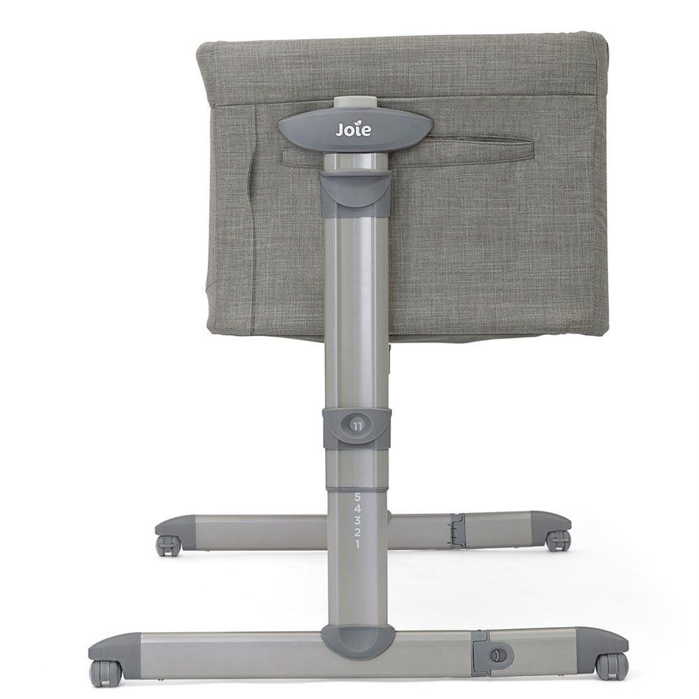 Joie Roomie Glide-senkeseng ved siden av sengen Foggy Grey