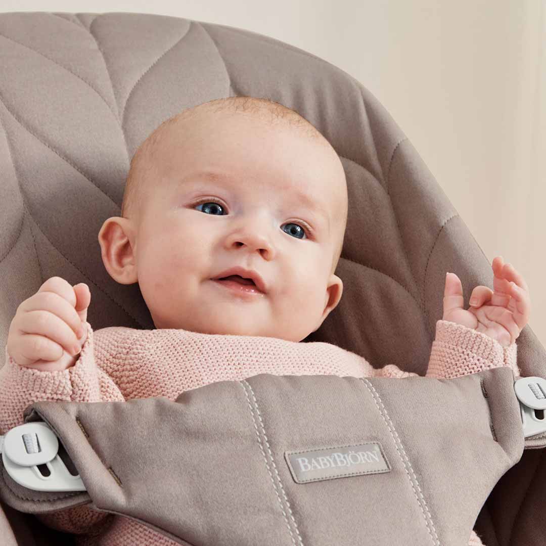 Babybjörn Babysitter Bliss vevd med bladmønster Sand Grey