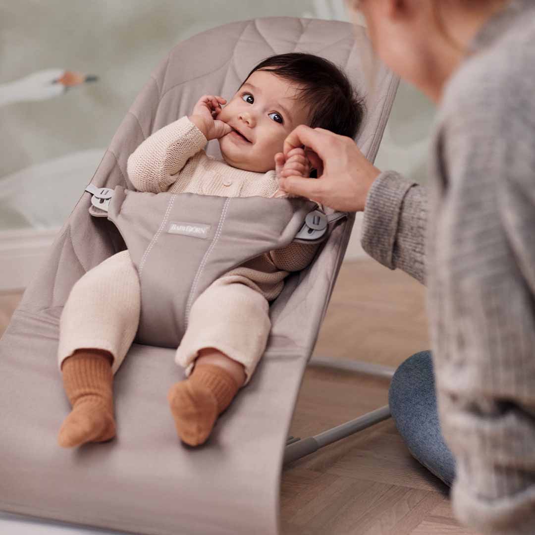 Babybjörn Babysitter Bliss vevd med bladmønster Sand Grey