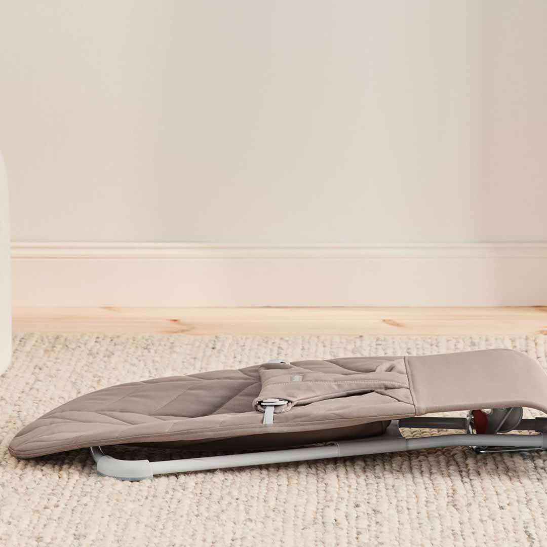 Babybjörn Babysitter Bliss vevd med bladmønster Sand Grey
