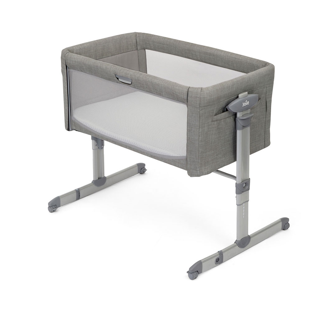 Joie Roomie Glide-senkeseng ved siden av sengen Foggy Grey