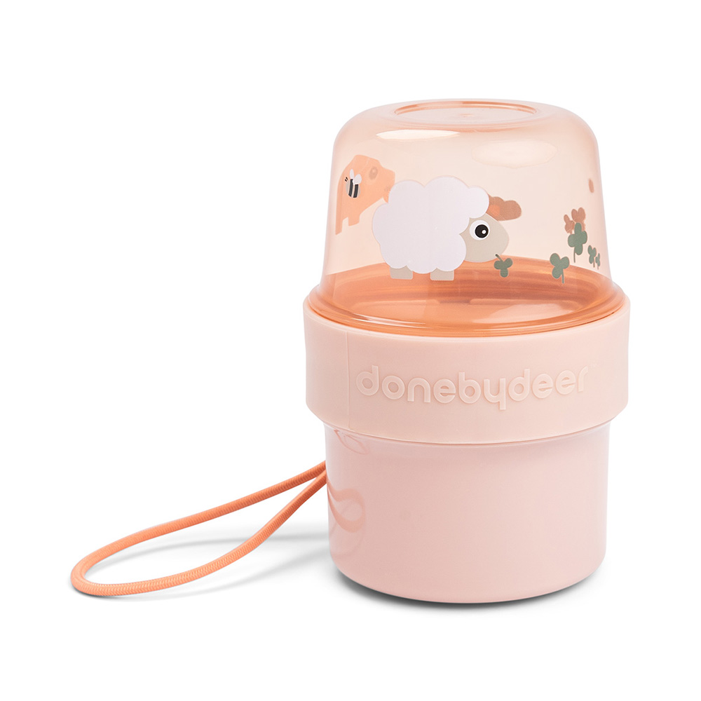 Done by Deer To go 2-veis snacksbeholder Tiny farm Powder