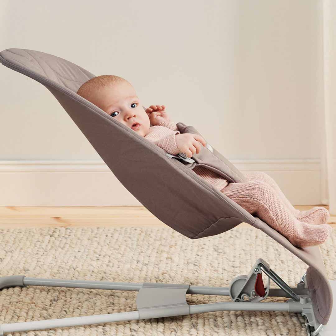 Babybjörn Babysitter Bliss vevd med bladmønster Sand Grey