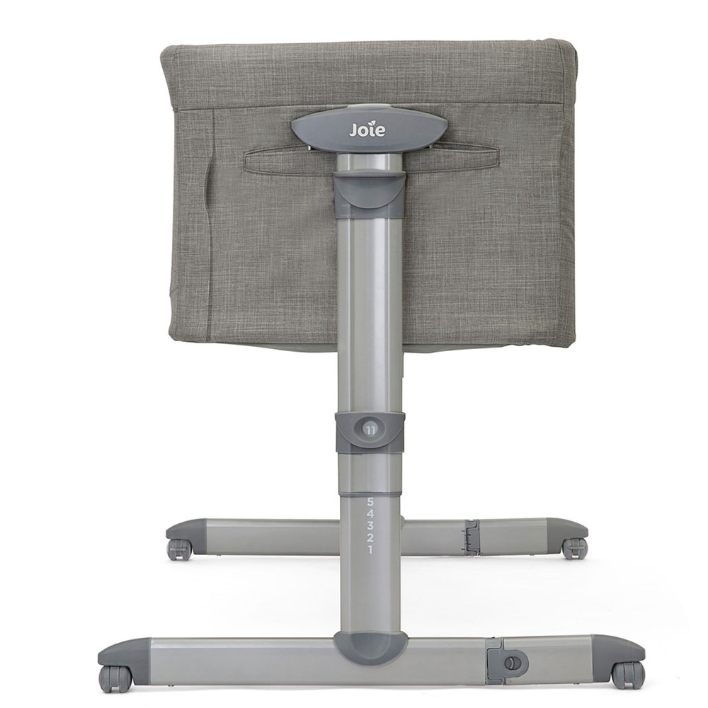 Joie Roomie Glide-senkeseng ved siden av sengen Foggy Grey