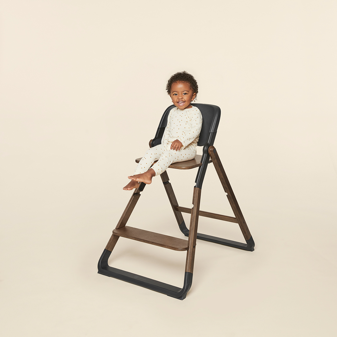 Ergobaby Evolve spisestol i mørkt tre