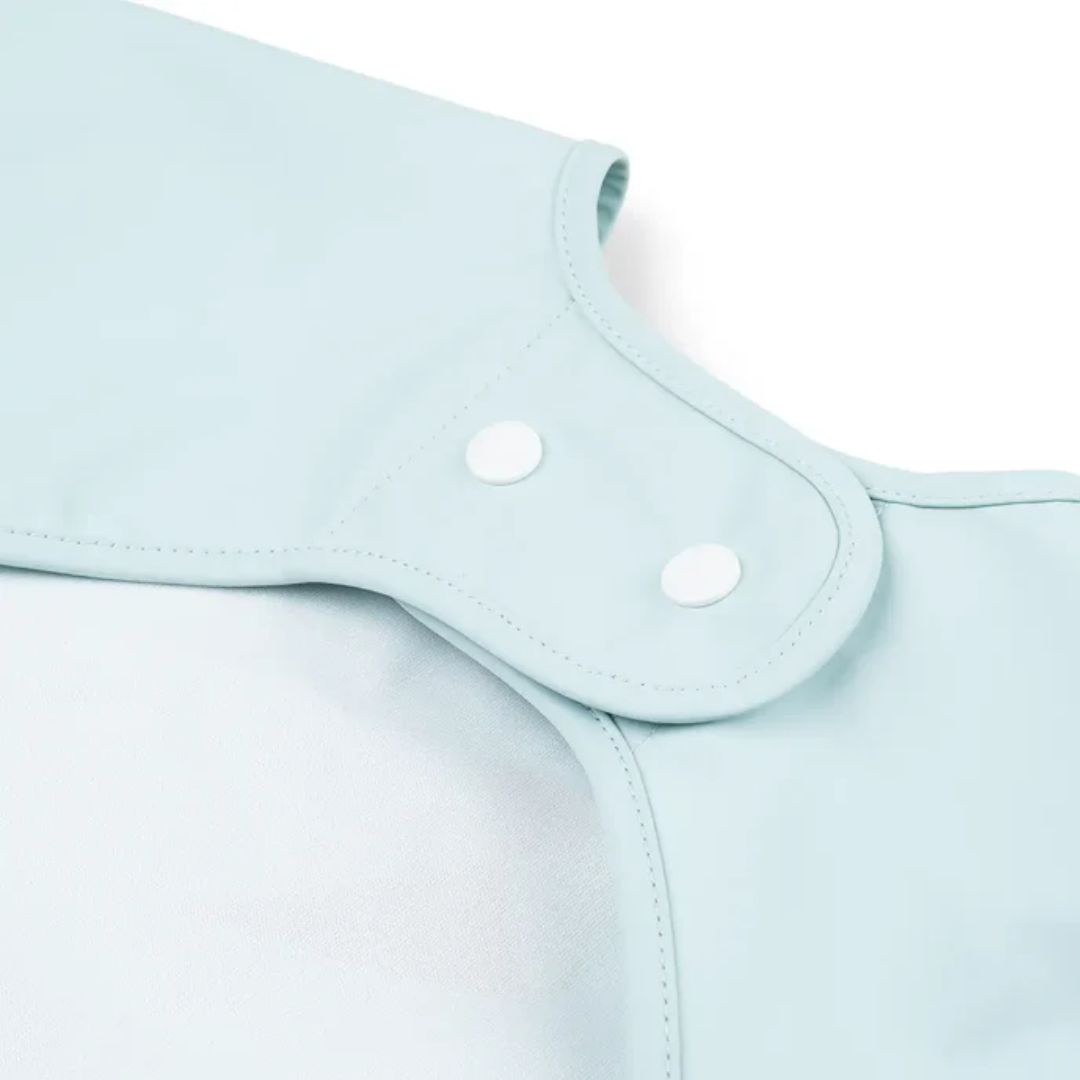 Utført av Deer Bib med ermet Playground Blue